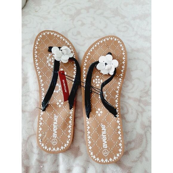 Avenue NWT sz Large 10-11 embellished flip flop sandals - Picture 1 of 3